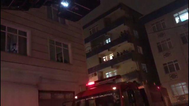 Bağcılar'da yangın: Mahsur kalan 5 kişi kurtarıldı