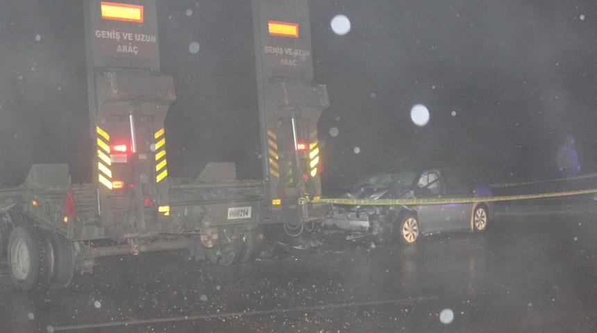Otomobil askeri tıra &ccedil;arptı: 1 &ouml;l&uuml; 1 yaralı