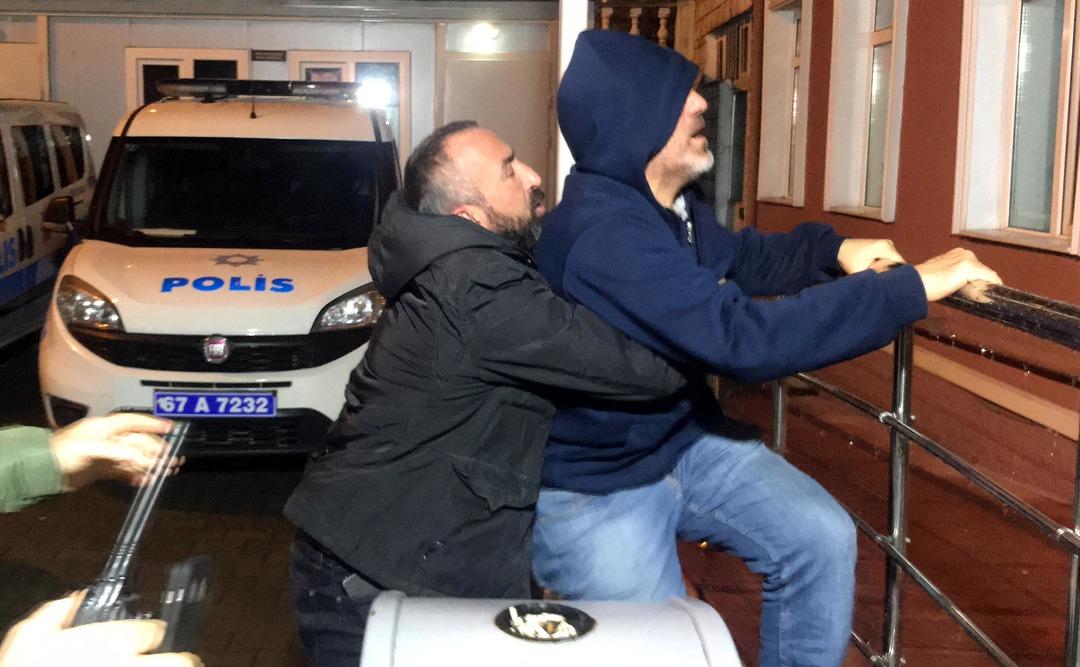 Dini nikahlı eşine kızıp kızını rehin aldı