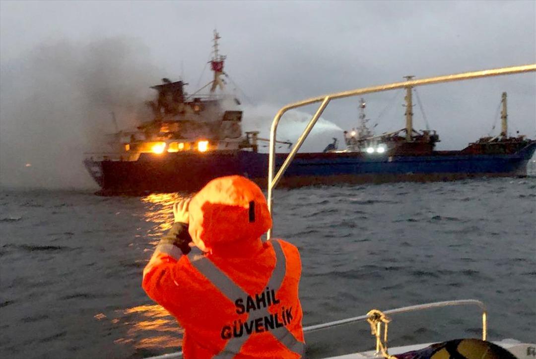 Pendik'te gemi yangını