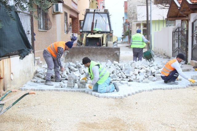 Çevlik Tatil Köyü’nde sokaklara parke taşı döşeniyor