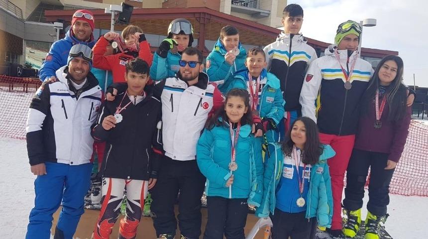 R&uuml;zgar kayak kul&uuml;b&uuml; madalyaları topladı