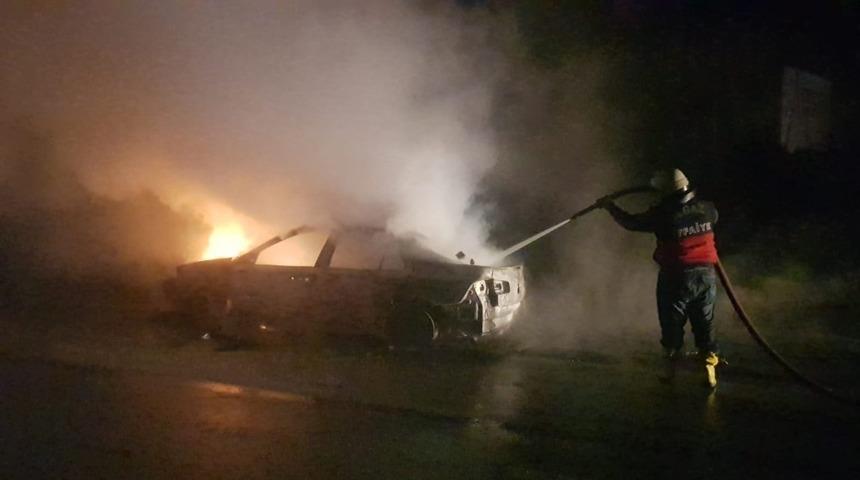 Seyir halindeki otomobil birden alev aldı
