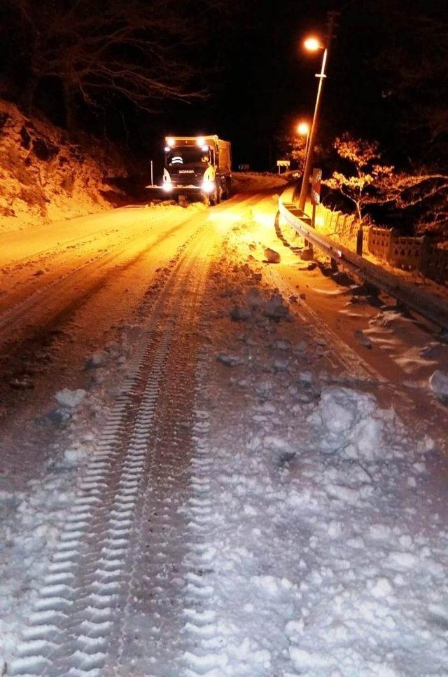 İzmir’in çatısı Bozdağlar’da zorlu kar mesaisi