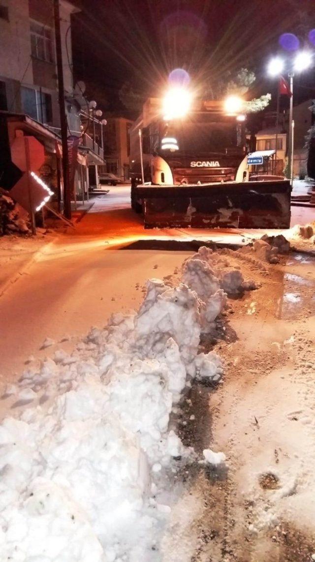 İzmir’in çatısı Bozdağlar’da zorlu kar mesaisi