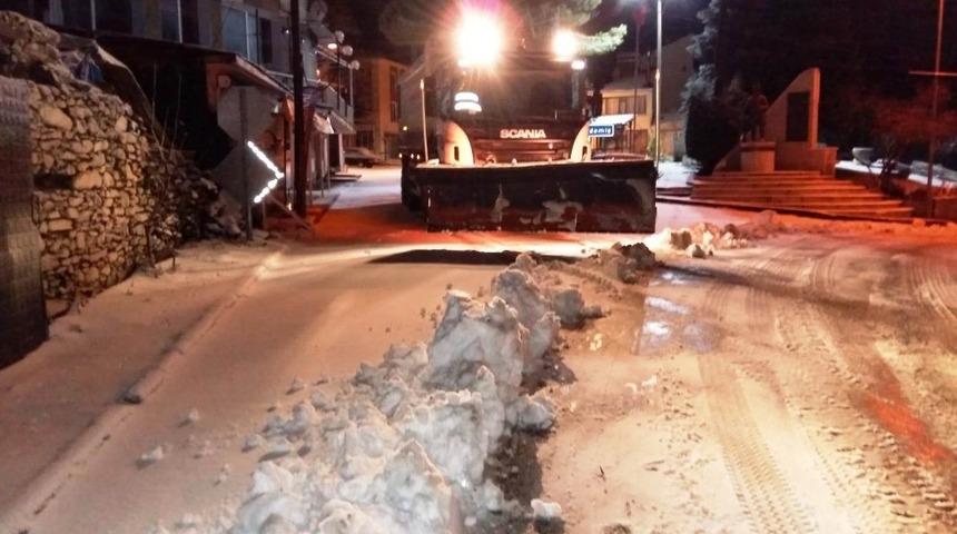 İzmir’in çatısı Bozdağlar’da zorlu kar mesaisi