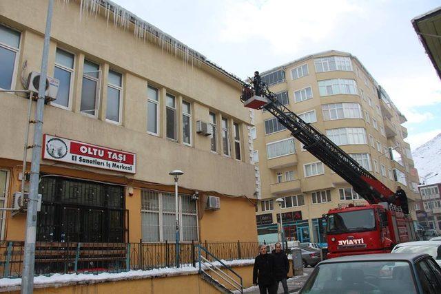 Çatılardaki buz sarkıtlarını temizlediler