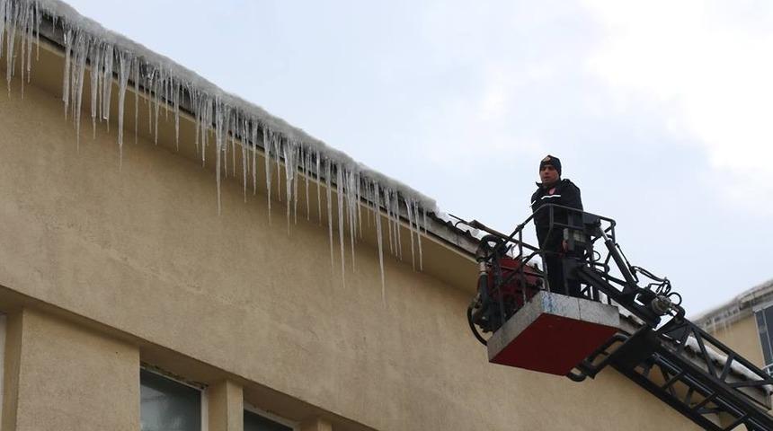 Çatılardaki buz sarkıtlarını temizlediler