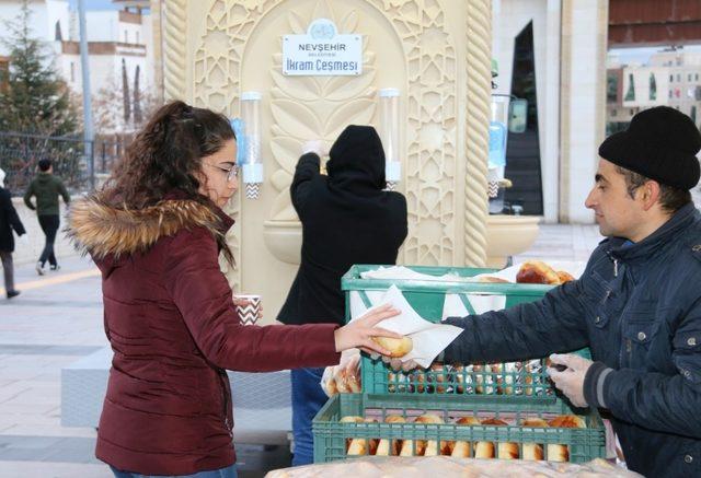 NEVÜ öğrencilerine Nevşehir Belediyesinden sıcak süt ve poğaça ikramı