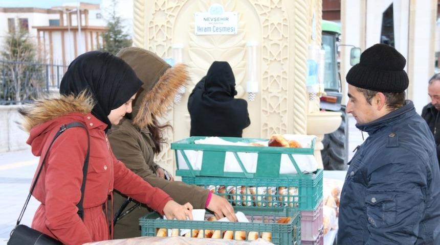 NEV&Uuml; &ouml;ğrencilerine Nevşehir Belediyesinden sıcak s&uuml;t ve poğa&ccedil;a ikramı