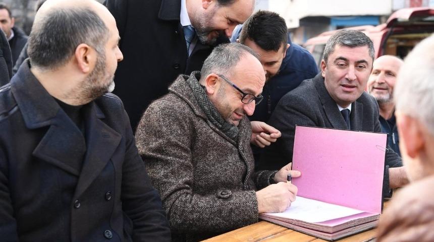 Başkan &Uuml;z&uuml;lmez  vatandaşlarla bir arada