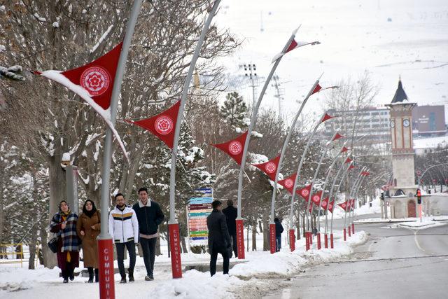 Cumhuriyet Üniversitesi yerleşkesinde kış güzelliği