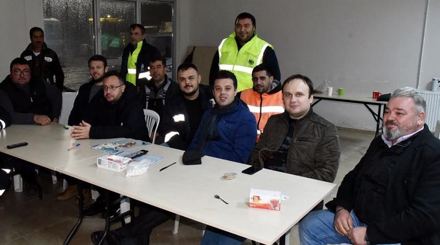 Başkan Sarıkurt karla m&uuml;cadele ekipleri ile bir araya geldi