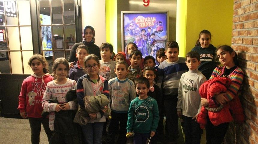 K&ouml;yl&uuml; &ccedil;ocuklar ilk defa sinemayla buluştu