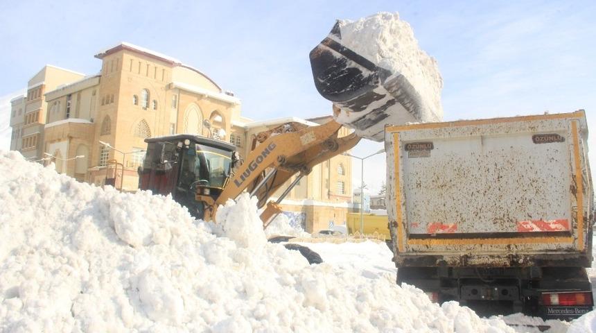 3 g&uuml;nde 500 kamyon kar taşındı