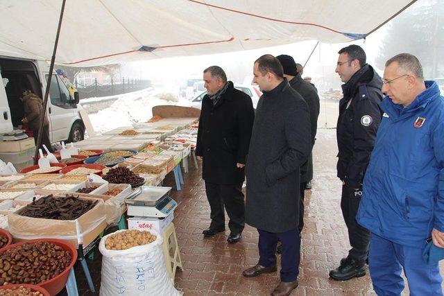 İlçe protokolü pazar esnafının sorunlarını dinledi