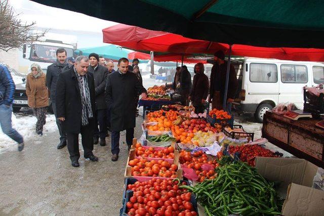 İlçe protokolü pazar esnafının sorunlarını dinledi