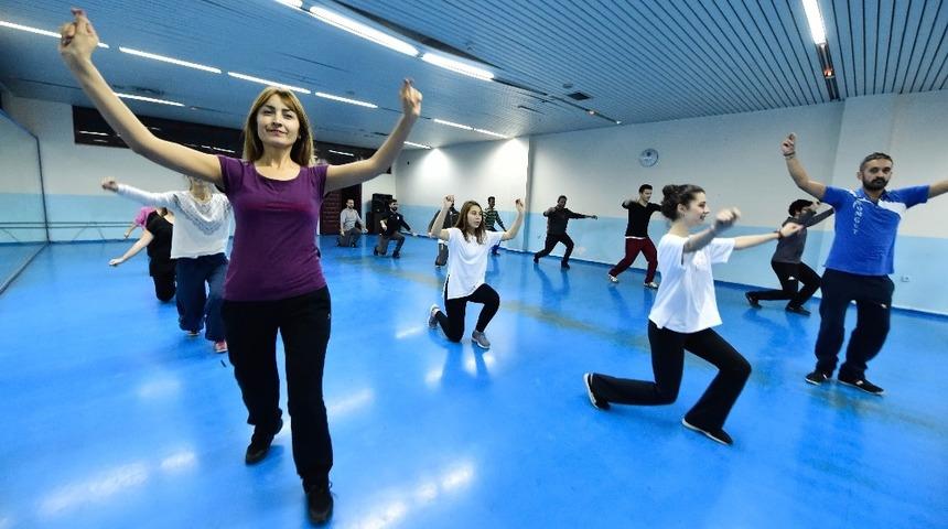 D&uuml;nya birinciliği olan FOMGET&rsquo;ten dans eğitimi