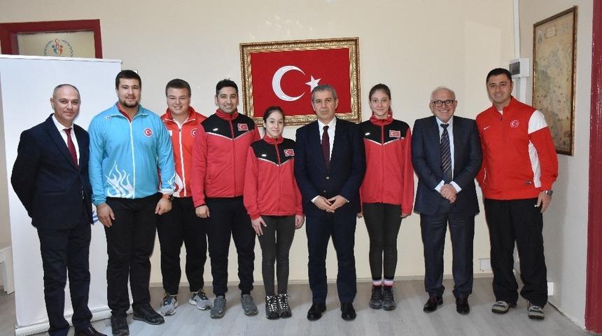 İl M&uuml;d&uuml;r&uuml; Tatlısu derece yapan sporcuları tebrik etti