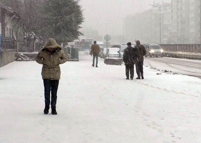 Yozgat’ta kar yağışı ve tipi etkili oldu