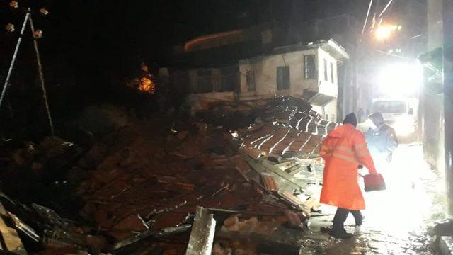Koruma altına alınan ev, aşırı yağmurdan yıkıldı