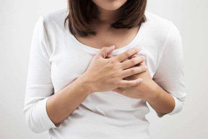 Kadınlarda göğüs ağrısı neden olur? 8 belirtiye dikkat!