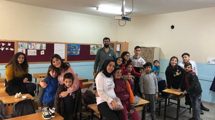 &Ouml;ğrencilere bot ve mont dağıtıldı