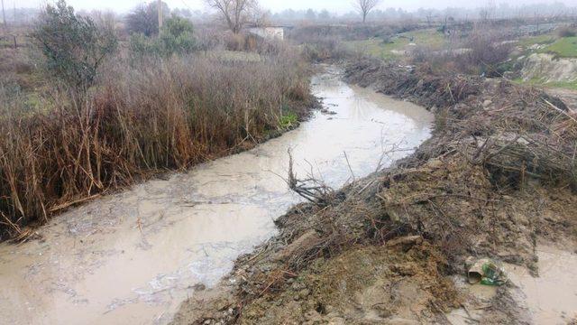 Osmancalı’da dere temizlik çalışması başladı