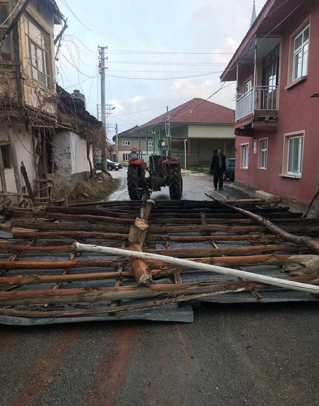 Şarkikaraağaç'ta fırtına hasara yol açtı