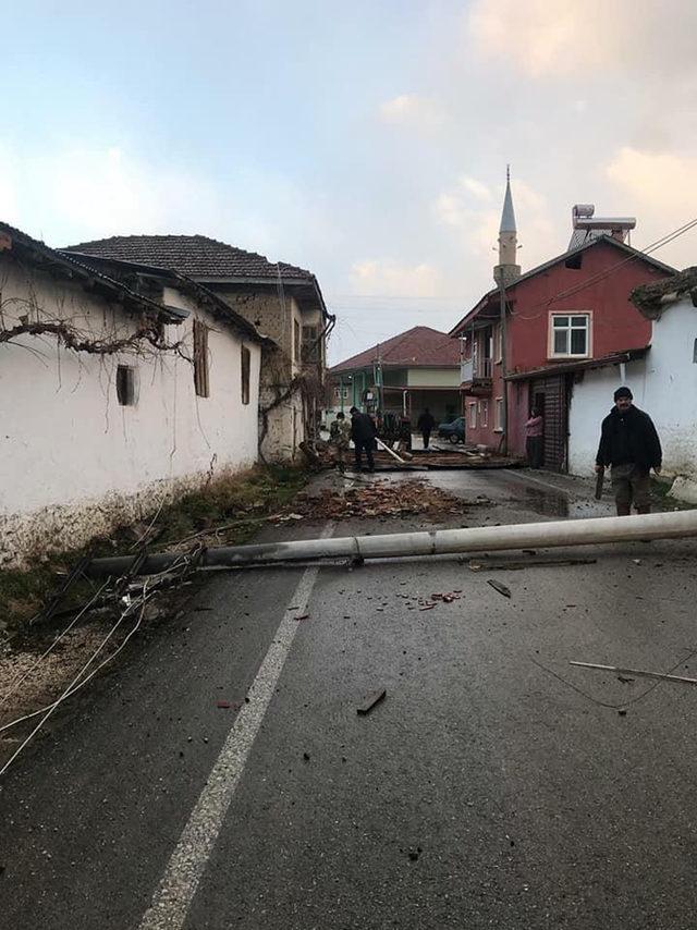 Şarkikaraağaç'ta fırtına hasara yol açtı