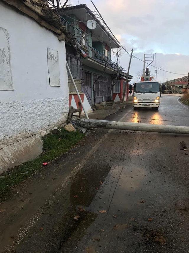 Şarkikaraağaç'ta fırtına hasara yol açtı