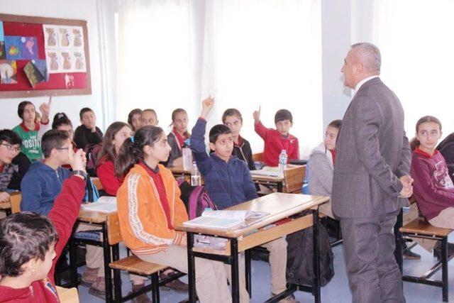 Müdür Gür, okul ziyaretlerini sürdürüyor