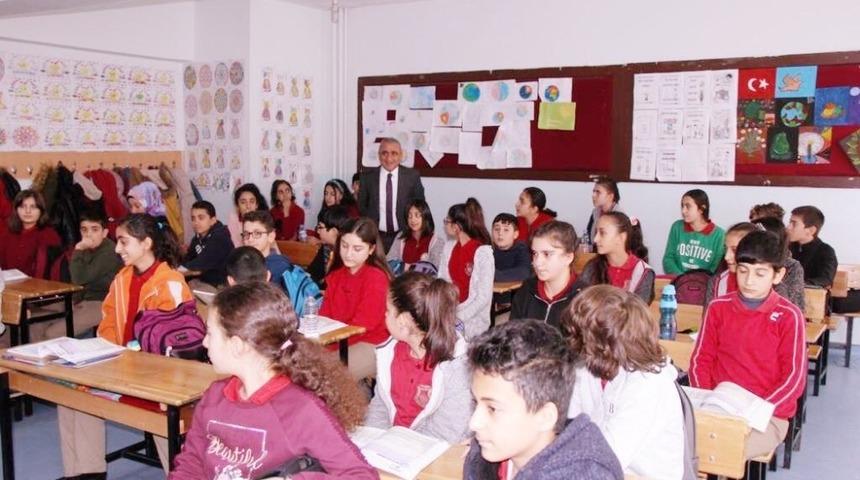 M&uuml;d&uuml;r G&uuml;r, okul ziyaretlerini s&uuml;rd&uuml;r&uuml;yor