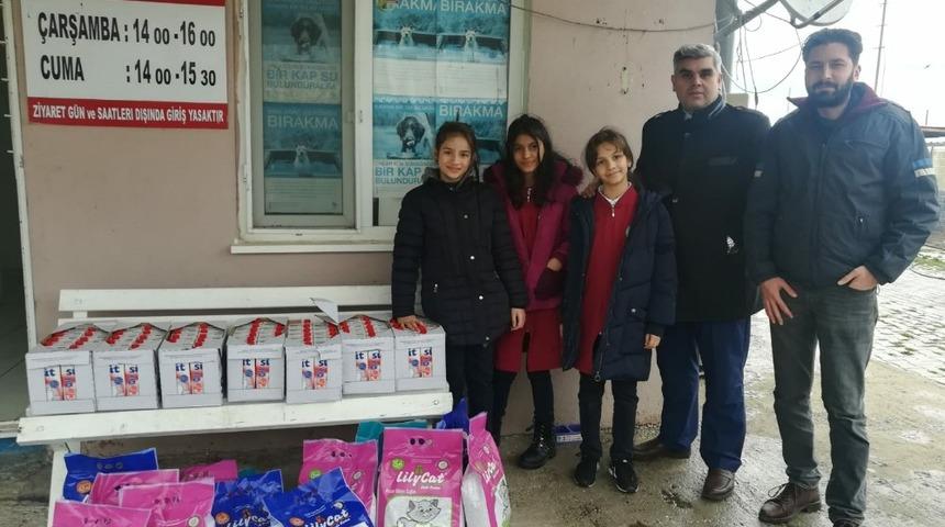 Soğuk ve karlı havalarda sadık dostlarını unutmadılar