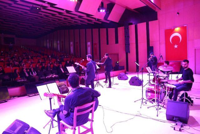 Akademisyenler ve öğrenciler konserde bir araya geldi