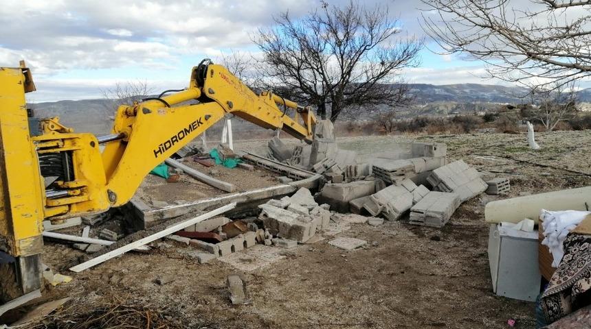 &Uuml;rg&uuml;p&rsquo;te vatandaş kendi yaptığı ka&ccedil;ak yapıyı yıktı