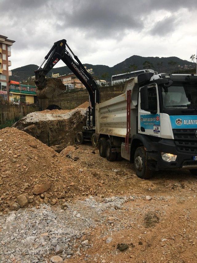 Alanya’da heyelandan kapanan yollar açıldı