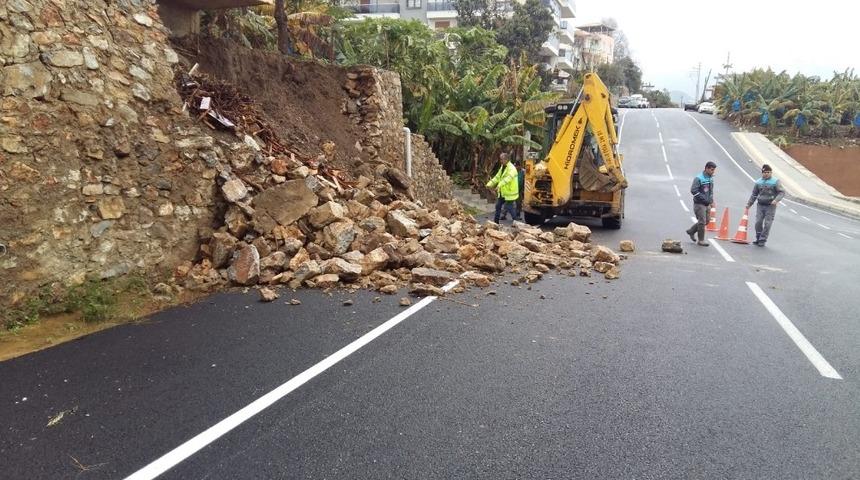 Alanya’da heyelandan kapanan yollar açıldı