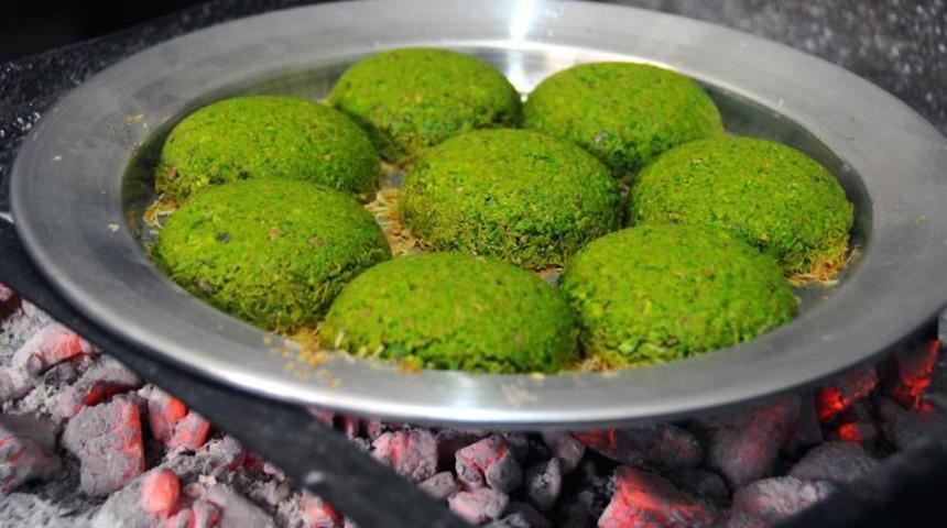 Adana'ya yakışır bir lezzet:  Ev yapımı fıstık bombası