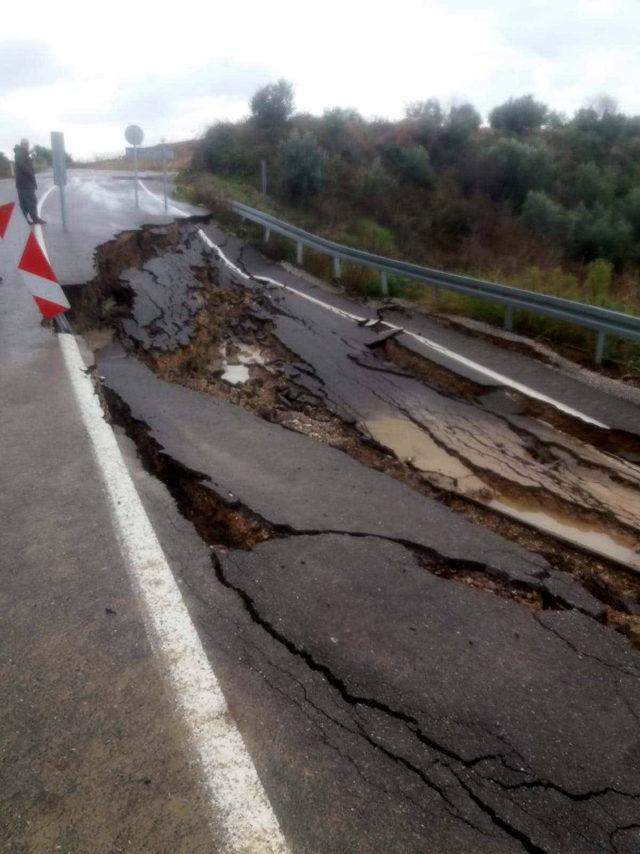 Mersin’de aşırı yağıştan kayan toprak, yolu kapadı