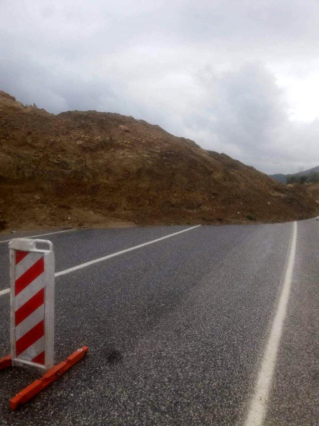 Mersin’de aşırı yağıştan kayan toprak, yolu kapadı