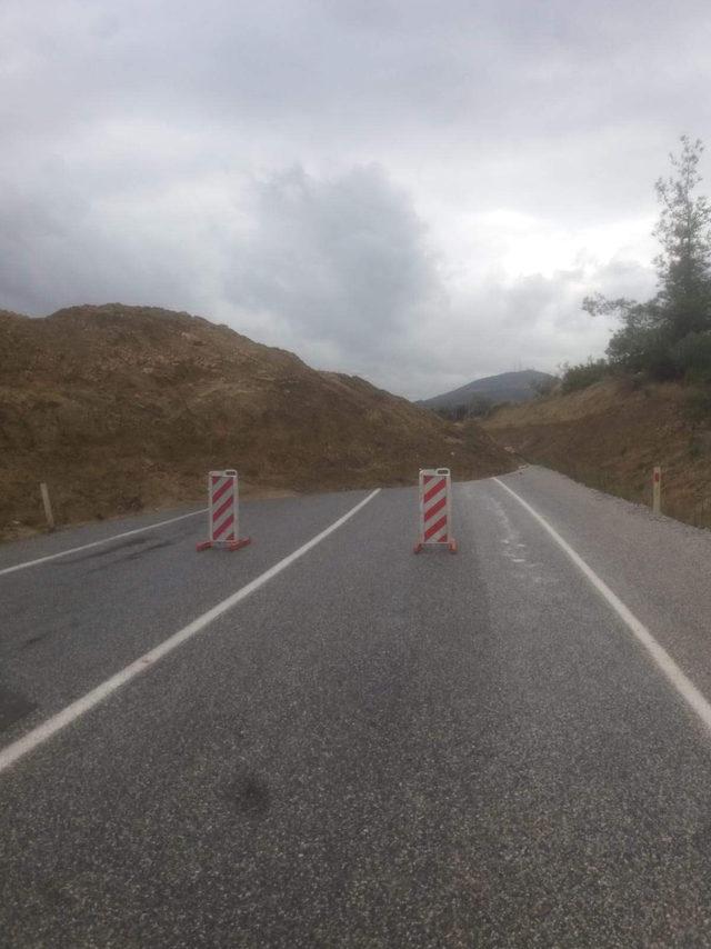 Mersin’de aşırı yağıştan kayan toprak, yolu kapadı