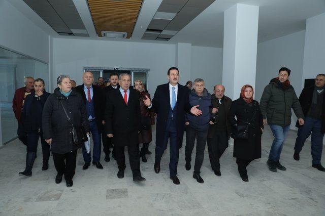 Başkan Tok muhtarlara yeni belediye hizmet binasını tanıttı