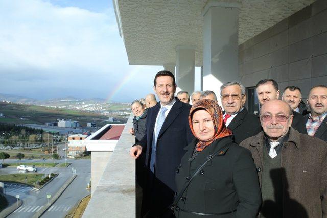 Başkan Tok muhtarlara yeni belediye hizmet binasını tanıttı