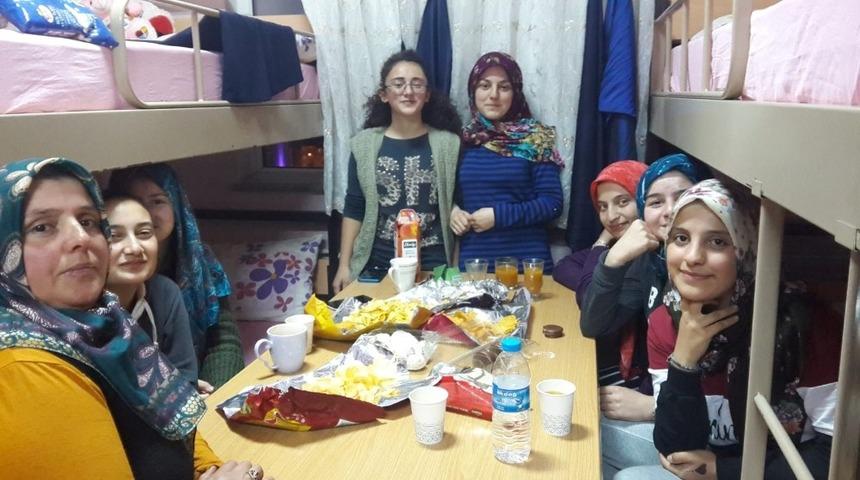 Anneler bir g&uuml;n&uuml;n&uuml; &ccedil;ocukları ile pansiyonda ge&ccedil;iriyor