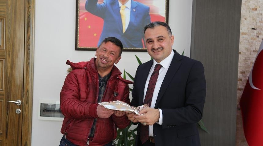 Develi&rsquo;nin G&uuml;l&uuml; Sinan&rsquo;dan Başkan Cabbar&rsquo;a doğum g&uuml;n&uuml; hediyesi