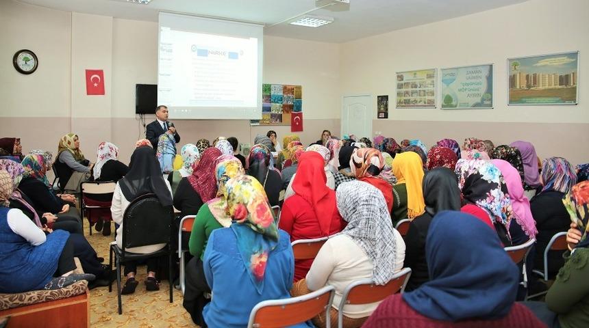 Kadınlara, uyuşturucuyla m&uuml;cadele y&ouml;ntemi anlatıldı