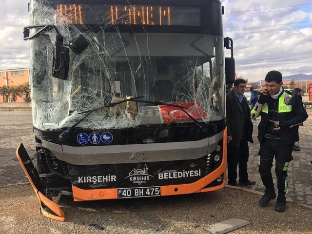 Belediye otobüsü ile servis aracı çarpıştı: 6 yaralı