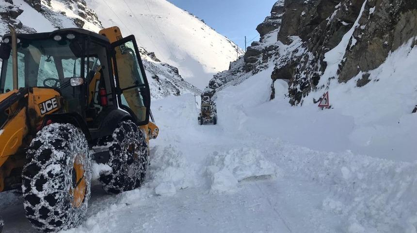 G&uuml;m&uuml;şhane&rsquo;de &ccedil;ığ nedeniyle kapanan k&ouml;y yolu ulaşıma a&ccedil;ıldı