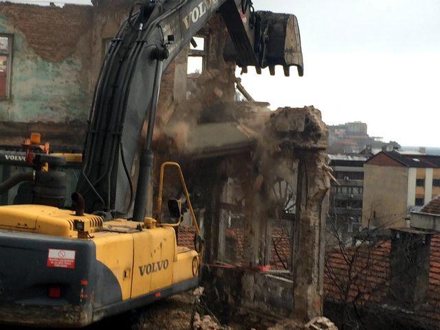 Bir bölümü 'yanlışlıkla' yıkılan tarihi bina tamamen yıkıldı